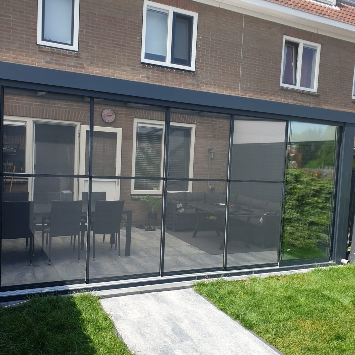 Vrouw gebruikt horrenkamp verandahorren